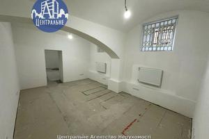 комерційна за адресою Театральна пл., 1