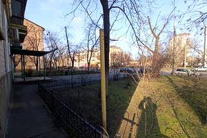 комерційна за адресою Празька вул., 32