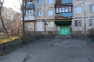 комерційна за адресою Празька вул., 32