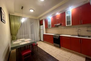 квартира за адресою Анни Ахматової вул., 18