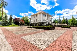 комерційна за адресою Патріарха Володимира Романюка вул. (Жовтнева), 2Б