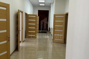 комерційна за адресою Володимирська вул., 4