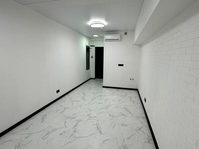 комерційна за адресою Літературна вул., 8