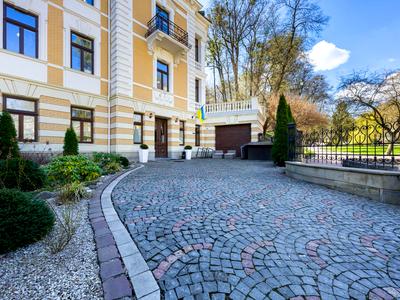 комерційна за адресою Паркова вул. (), 9