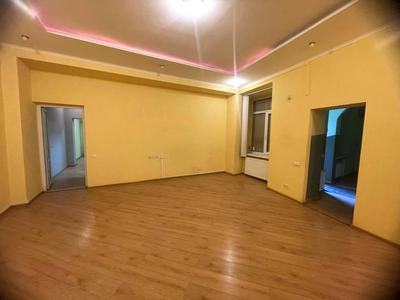 комерційна за адресою Івана Франка вул., 7