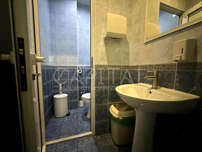 комерційна за адресою Паркова вул., 4