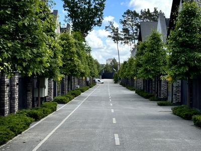 будинок за адресою Євгена Коновальця вул., 49
