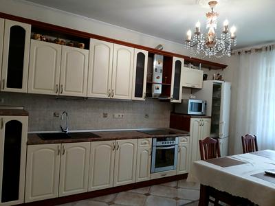 квартира за адресою Анни Ахматової вул., 45