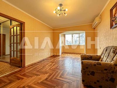 квартира за адресою Шкільна вул. (Героїв Сталінграда), 48