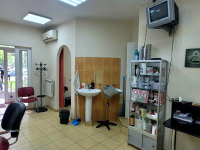 комерційна за адресою Металургів просп., 2
