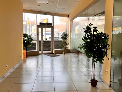 комерційна за адресою Нововокзальна вул., 2