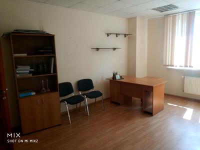 комерційна за адресою Раїси Окіпної вул., 4