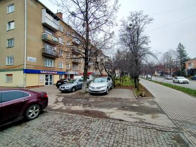 комерційна за адресою Степана Бандери вул., 33а