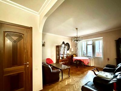 квартира по адресу Печерский спуск, 8