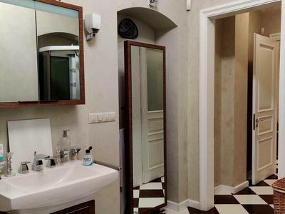 квартира за адресою Коновальця Є., 75