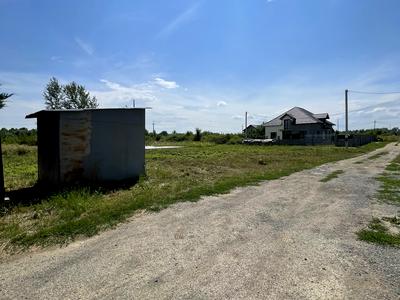 участок по адресу Петра Милославського
