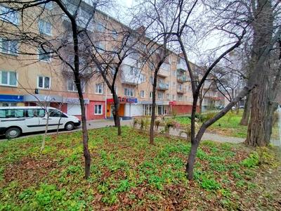 комерційна за адресою Степана Бандери вул., 33а