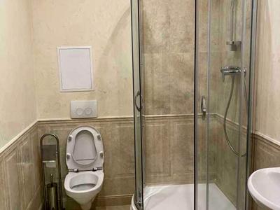 комерційна за адресою Інститутська вул., 18