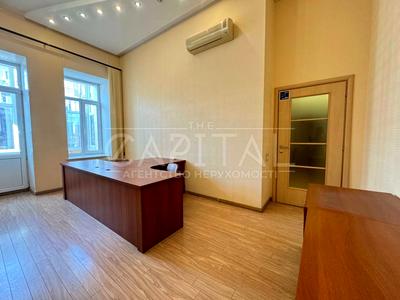 комерційна за адресою Саксаганського вул., 15
