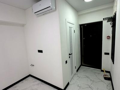 комерційна за адресою Літературна вул., 8