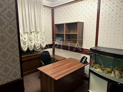 комерційна за адресою Костельна вул., 6