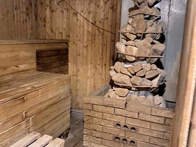 комерційна за адресою Соборності вул., 142