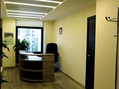 комерційна за адресою майдан Незалежності пл., 2