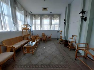 комерційна за адресою Шовковична вул., 42