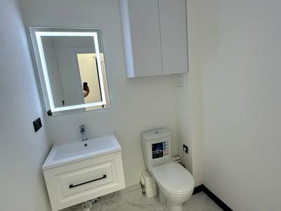 комерційна за адресою Літературна вул., 8