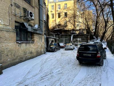 комерційна за адресою Костельна вул., 6
