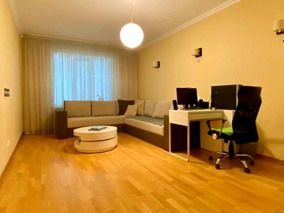 квартира за адресою Анни Ахматової вул., 31