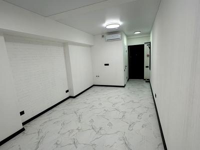 комерційна за адресою Літературна вул., 8