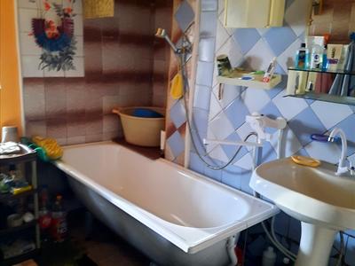 будинок за адресою смт. Нові Санжари, Центральна вул. (Жовтнева), 1
