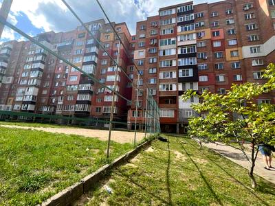 коммерческая по адресу Будівельників ул., 2