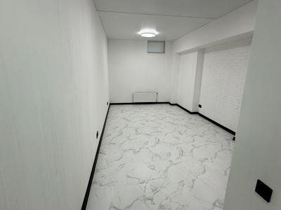комерційна за адресою Літературна вул., 8