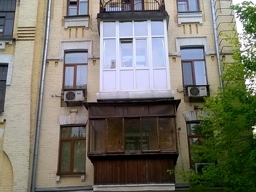 комерційна за адресою Саксаганського вул., 27-Б