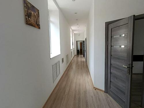 комерційна за адресою Інститутська вул., 28
