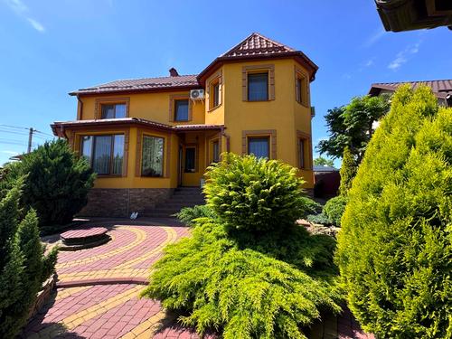 будинок за адресою Героїв Крут вул., 2
