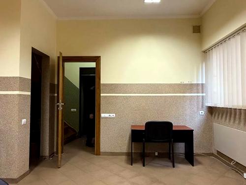 комерційна за адресою Гетьмана Петра Дорошенка вул. (), 73