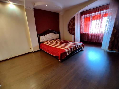 квартира за адресою Героїв Майдану вул. (Театральна), 48