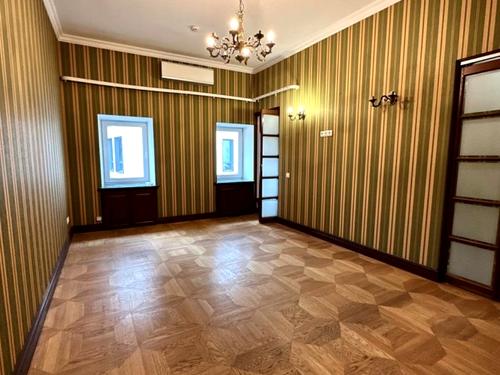 комерційна за адресою Михайлівська вул., 12-Б