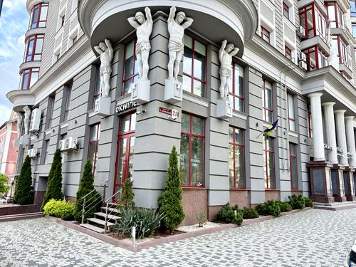 комерційна за адресою Степана Бандери вул., 21