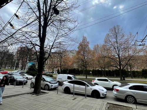 комерційна за адресою Дмитра Яворницького просп. (Карла Маркса)