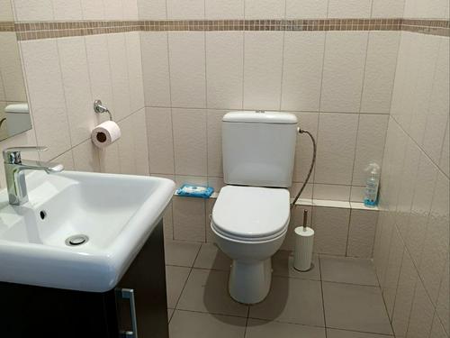 комерційна за адресою Інститутська вул., 28