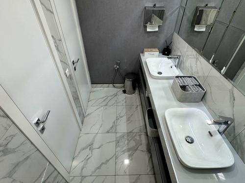 комерційна за адресою Івана Сльоти вул., 49в