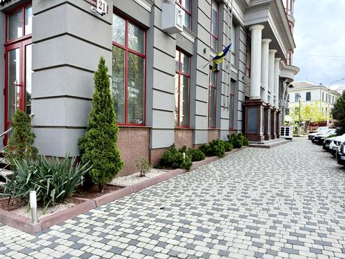 комерційна за адресою Степана Бандери вул., 21