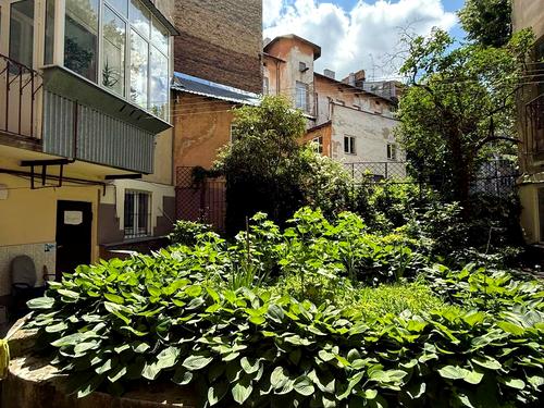 комерційна за адресою Степана Бандери вул. (), 61