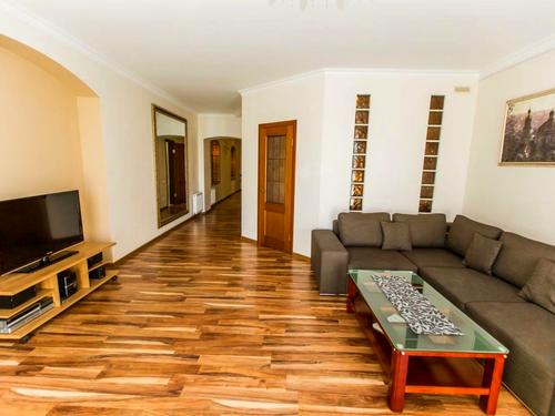 квартира за адресою Театральна вул., 8