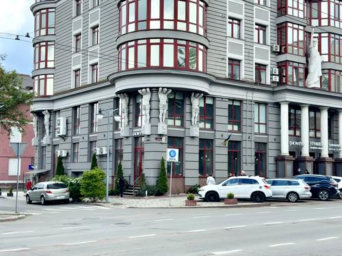 комерційна за адресою Степана Бандери вул., 21