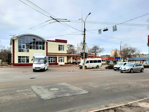 комерційна за адресою Небесної Сотні, 1